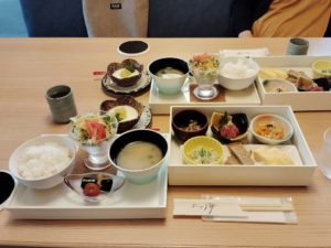 ダイニングで朝食