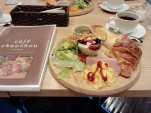 カフェでモーニング